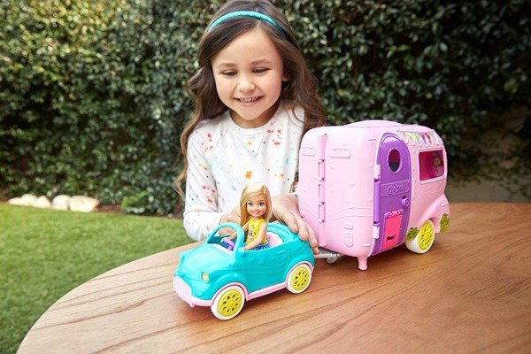 Barbie Chelsea z przyczepą kempingową FXG90 Mattel